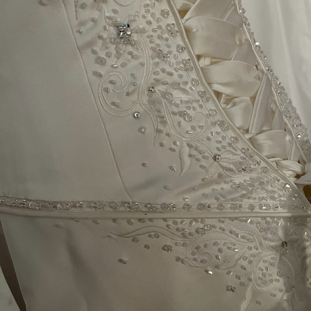 Maggie Sortero beautiful, satin, beaded, corseted wedding dress - Picture 8 of 16